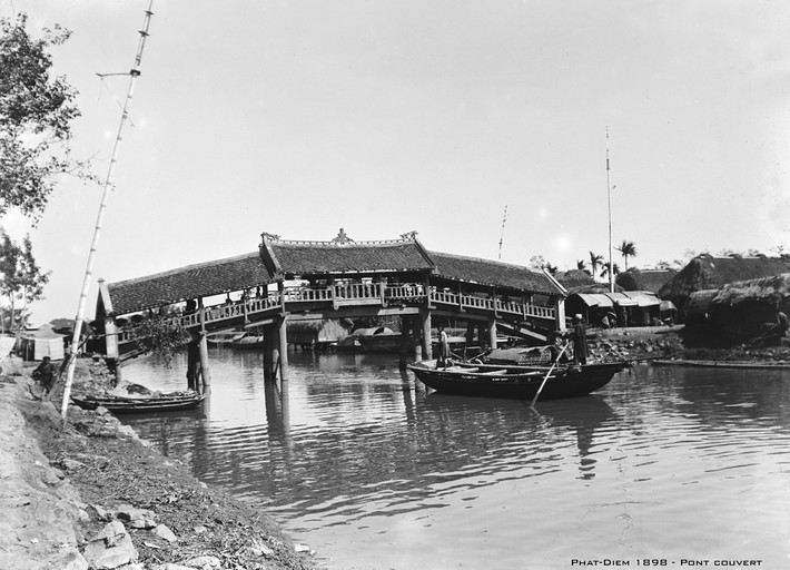 Cầu ngói Phát Diệm ở Phát Diệm năm 1898. Ngày nay cây cầu này đã được phục chế gần với nguyên bản. Ảnh: André Salles.