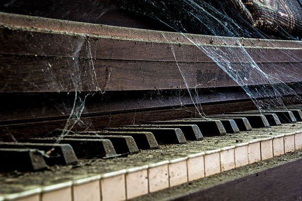 Một số người còn quả quyết rằng họ thường nghe thấy tiếng đàn piano rợn người vang vọng từ biệt thự.