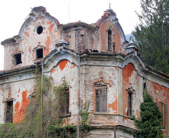 Biệt thự Villa de Vecchi mang phong cách kiến trúc Baroque, được lắp đặt đầy đủ những tiện ích mới nhất thời đại đó, bao gồm hệ thống đường ống sưởi ấm ẩn trong tường. Dinh thự cũng sở hữu những bức tranh tường tuyệt đẹp, lò sưởi lớn cực kỳ tinh xảo.