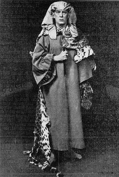 Người ta đồn rằng nhà hoạt động siêu linh Aleister Crowley đã qua nhiều đêm ở biệt thự, những người đi theo ông ta sau đó đã sử dụng ngôi nhà cho những nghi lễ thờ phụng quỷ satan. Nhiều vụ giết người và tự tử cũng bị cho là đã xảy ra ở đây.
