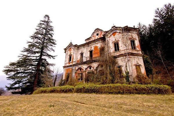 Hiện tại, Villa de Vecchi vẫn là một dinh thự bỏ hoang đầy vẻ ma mị. Nó đã trở thành một địa điểm thu hút rất nhiều người “săn ma” hoặc những vị khách du lịch thích khám phá những điều bí ẩn của thế giới…