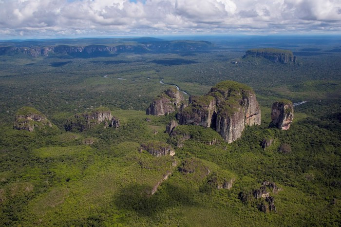 1. Công viên quốc gia Chiribiquete (Colombia). Công viên quốc gia Chiribiquete không chỉ là nơi tập trung đa dạng thực vật quan trọng của vùng Amazon rộng lớn. Di sản thế giới này còn sở hữu những rặng núi đá tuyệt đẹp cùng hàng chục nghìn bức tranh trong hang đá thời tiền sử.