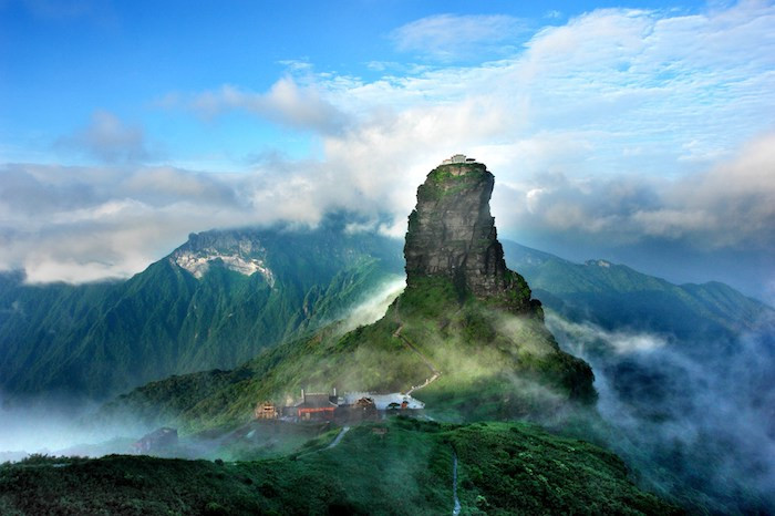 2. Núi Fanjingshan (Trung Quốc). Núi Fanjingshan nổi tiếng với vẻ đẹp hùng vĩ và sự đa dạng sinh học của mình. Ngọn núi cao 2.570 mét này có nhiều thác nước hùng vĩ, là nơi cư trú của nhiều loài động thực vật có nguy cơ tuyệt chủng cao.