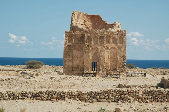 18. Thành phố cổ Qalhat (Oman). Qalhat là một thành phố cảng lớn vào giữa thế kỷ 11 và 15 SCN. Ngày nay, nơi đây mang dấu ấn kiến trúc độc đáo, minh chứng cho sự giao thương giữa các vùng Ả Rập, Đông Phi, Ấn Độ, Trung Quốc và Đông Nam Á.