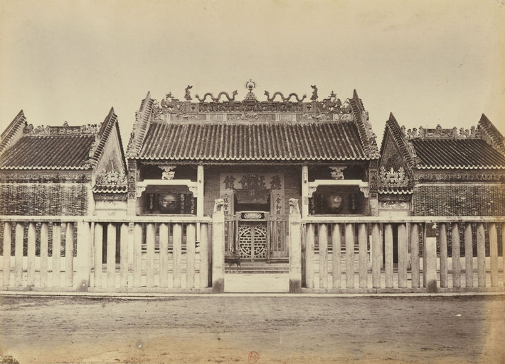 Chùa Bà Thiên Hậu trong bức ảnh chụp vào khoảng năm 1865-1875 của nhiếp ảnh gia Pháp Emile Gsell. Chùa có tên chữ Hán là Thiên Hậu miếu, là một trong những ngôi chùa cổ nhất người Hoa đã gây dựng ở Chợ Lớn xưa. Chùa hiện tọa lạc tại số 710 Nguyễn Trãi, Q. 5, TP HCM.