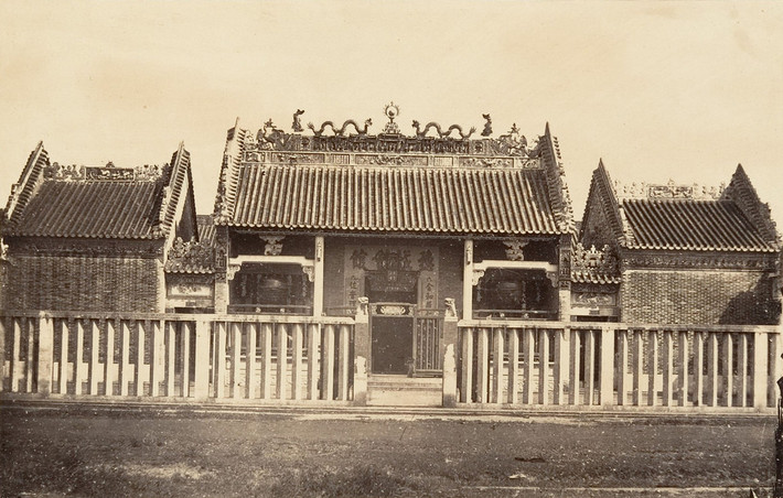 Một bức ảnh khác chụp Chùa Bà Thiên Hậu năm 1866 của Emile Gsell. Theo các sử liệu, chùa được nhóm người Hoa gốc Quảng Châu di dân sang Việt Nam góp vốn và góp công xây dựng vào khoảng năm 1760.
