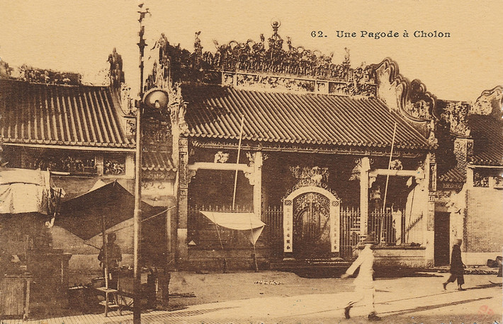 Chùa Bà Thiên Hậu khoảng năm 1908. Chùa được xây theo hình ấn, là kiểu kiến trúc đặc trưng cùa người Hoa. Đây là tổ hợp 4 ngôi nhà liên kết nhau, 3 dãy nhà ở giữa tạo thành tiền điện, trung điện và hậu điện.