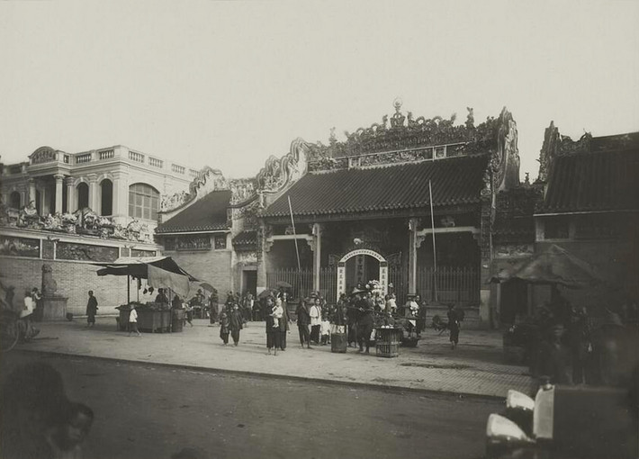 Chùa Bà Thiên Hậu thập niên 1920. Vị thần được thờ chính trong chùa là Thiên Hậu Thánh Mẫu, được xem như vị thần bảo trợ của ngư phủ và người đi biển.