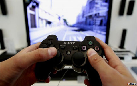Chứng phát ban do chơi PlayStation. Chứng bệnh này lần đầu tiên được phát hiện ở một cô bé 12 tuổi ở Thụy Điển. Bé gái này chỉ bị sưng ở lòng bàn tay. Các bác sỹ đã phát hiện ra rằng, trước khi các cục sưng đó xuất hiện, cô bé này thường xuyên chơi PlayStation, với vài tiếng/ngày. “Việc cầm nắm thường xuyên và quá chặt, lại thường xuyên ấn lại nút đã gây ra những tổn thương cho bề mặt của lòng bàn tay”- Vincent Piguet và các đồng nghiệp ở Đại học Bệnh viện và trường Y Geneva, Thụy Điển cho biết.