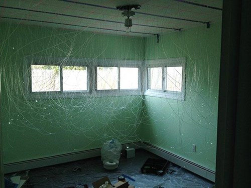 Để có bầu trời sao, sẽ cần có một nguồn điện ổn định.Các dây cáp quang được sắp đặt lộn xộn để trông nó thật tự nhiên.