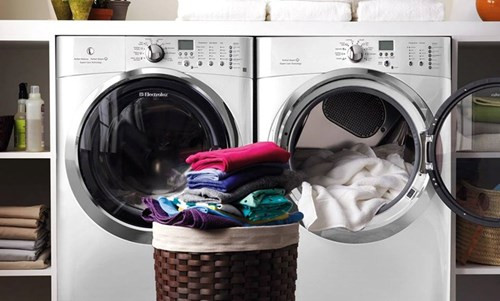 Dựa vào thời tiết khi chọn chế độ máy giặt: Những ngày có gió và nắng, bạn không cần chọn chế độ vắt cực khô hoặc sấy khô trên máy mà nên chọn giặt thường.