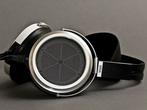 1. Stax SR-009. Stax SR-009 nằm trong danh sách tai nghe mơ ước của dân yêu nhạc vì chất lượng âm thanh đỉnh cao cộng thêm mức giá cực "chát" để sở hữu sản phẩm - khoảng 100 triệu đồng.