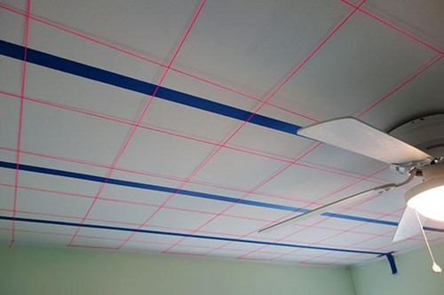 Đầu tiên, Brian xếp đặt lưới trên trần nhà để có thể phân phối các ngôi sao một cách ngẫu nhiên.