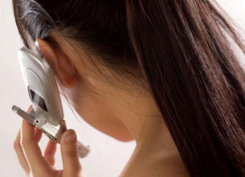 Ù tai. Đây là hiện tượng có thể gặp phải khi bạn sử dụng điện thoại di động quá lâu.Trong một nghiên cứu được công bố năm 2010 trên tạp chí Y học môi trường và nghề nghiệp, các nhà nghiên cứu cho biết những người sử dụng di động thường xuyên và lâu hơn 4 năm có nguy cơ bị ù tai cao gấp đôi người thường.
