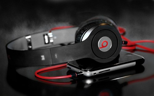 8. Beat byDr Dre. Beat được chuộng dùng vì chất lượng âm thanh tự nhiên,giảm tiếng ồn tối đa. Ngoài ra, thiết kế của tai nghe chụp đầu này khá nhẹ. Beat có nhiều dòng giá mềm hơn để người mua có thể "rinh" về.
