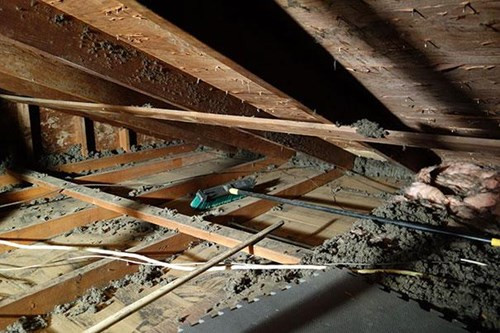 Brian xóa sạch các vật liệu cách nhiệt trên trần và khoan lỗ trên trần nhà để luồn các sợi cáp quang.