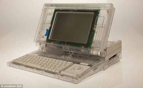 Máy Mac xách tay, là mẫu máy đầu tiên sử dụng pin, được phát hành vào 20/9/1989 với một màn hình đơn sắc.