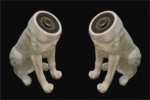 Bộ loa Woofer với hình dáng hai chú chó Đức màu trắng vừa có thể thỏa mãn nhu cầu nghe nhạc của chủ nhân, lại vừa là món đồ trang trí nhà hết sức đẹp mắt.