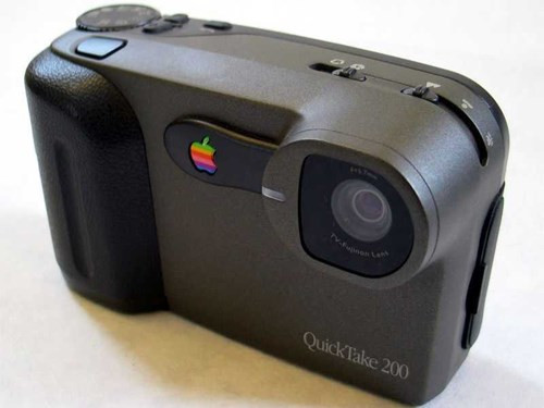Máy ảnh kỹ thuật số đầu tiên của Apple QuickTake có độ phân giải 640 x 480, với nhiều chỉ số quá kém so với các dòng máy ảnh kỹ thuật số giá ngày càng rẻ của đối thủ khiến Apple phải ngừng sản xuất QuickTake trong năm 1997.