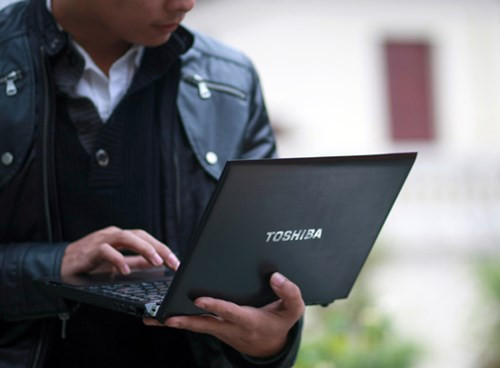 3. Không chú ý đến trọng lượng máy. Sự tiện ích, linh hoạt của laptop khi mang đi xa phụ thuộc rất nhiều vào trọng lượng của máy. Nếu như bỏ qua khâu này, có thể bạn sẽ mua chiếc laptop cực nặng khi đi làm việc.