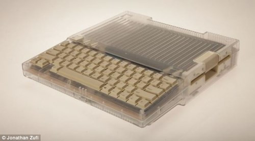 Macintosh, dòng sản phẩm máy tính cá nhân được thiết kế, phát triển, và đưa ra thị trường bởi Apple Inc chuẩn bị kỷ niệm sinh nhật thứ 30 của mình. Trong hình là Apple IIc, mô hình thứ tư trong loạt mẫu máy tính cá nhân Apple II, là nỗ lực đầu tiên của Apple phát triển dạng máy tính xách tay.