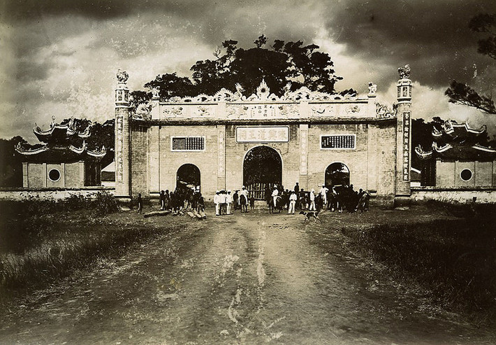 Cổng đền Kiếp Bạc, năm 1895.