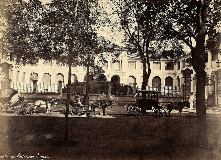 Dinh Thượng thư Nội vụ nhìn từ phía bên kia đường De Lagrandière (nay là đường Lý Tự Trọng), Sài Gòn đầu thế kỷ 20. Ảnh tư liệu.