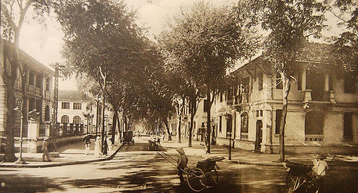 Đường De Lagrandière nhìn từ ngã tư Catinat - De Lagrandière, Dinh Thượng thư Nội vụ nằm bên trái. Ảnh tư liệu.