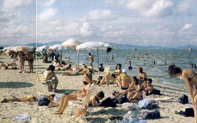 Khách du lịch châu Âu, chủ yếu là đến từ Liên Xô và khối XHCN trên bãi biển Songdowon. Ảnh: Retro DPRK.