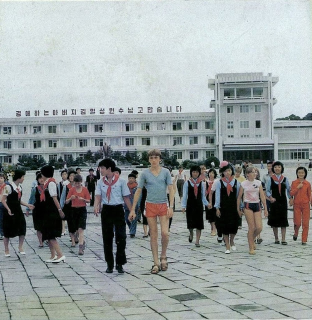 Trẻ em Triều Tiên và quốc tế tại trại hè Songdowon. Ảnh: Retro DPRK.
