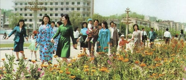 Phụ huynh và trẻ em tham dự Trại hè quốc tế Songdowon, được tổ chức tại Bình Nhưỡng năm 1989. Ảnh: Retro DPRK.