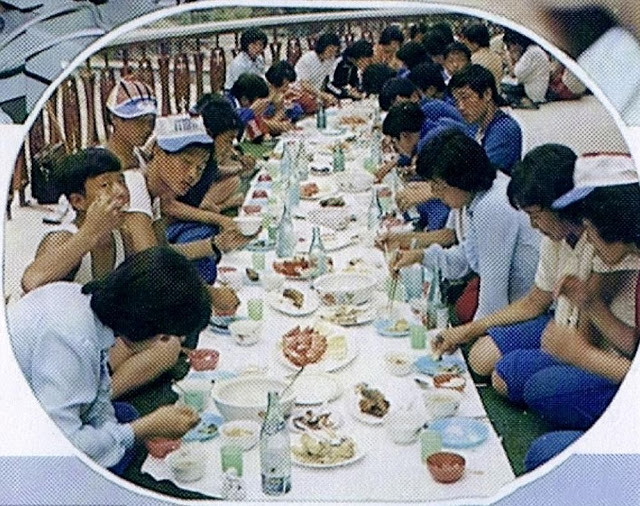Các thiếu niên ăn cơm trưa tại Songdowon, nơi một trại hè quốc tế diễn ra hàng năm, 1989. Ảnh: Retro DPRK.