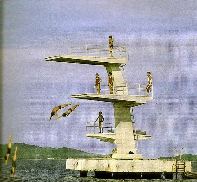 Du khách nhảy cầu ở bãi biển thành phố Wonsan. Ảnh: Retro DPRK.