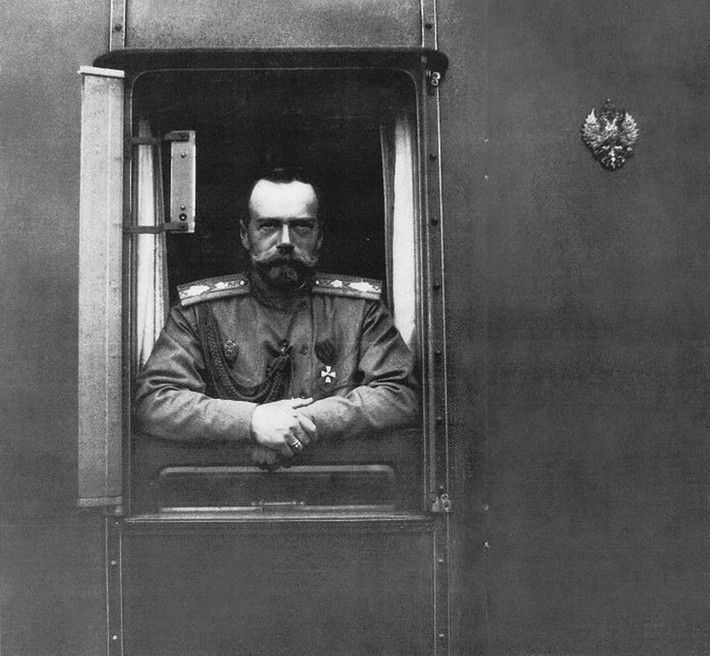 Sa hoàng Nicholas II nhìn ra ngoài cửa sổ từ đoàn tàu của mình