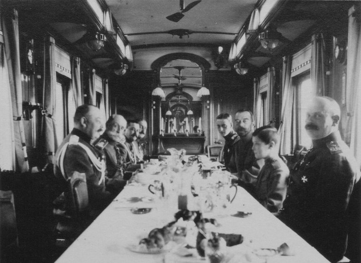 Sa hoàng Nicholas II tổ chức một bữa ăn tối với các tướng lĩnh trên tàu.