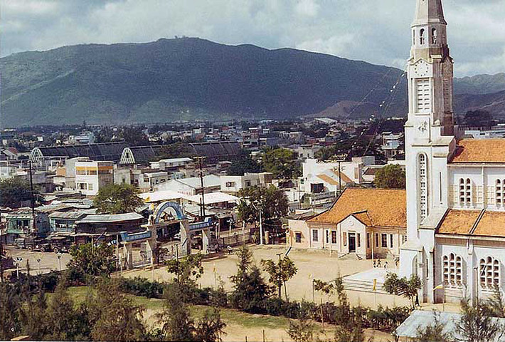 Khu vực trung tâm thị xã Quy Nhơn năm 1965. Bên phải là nhà thờ Chính tòa Quy Nhơn, còn gọi là nhà thờ Nhọn. Ảnh: Warren Balish.