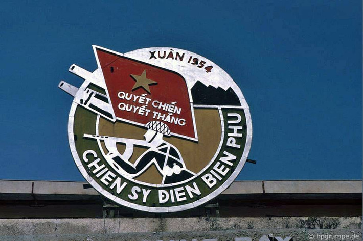 Biểu tượng chiến thắng gắn trên tầng thượng Bảo tàng Điện Biên Phủ. Ảnh: Hpgrumpe.de.