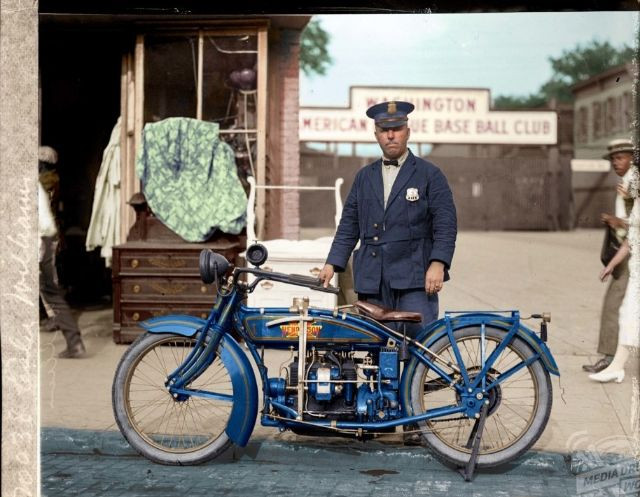 Viên chức Eslie Williams và chiếc xe máy Henderson của mình ở Washington DC, tháng 8/1922. Ảnh: Mario Unger.
