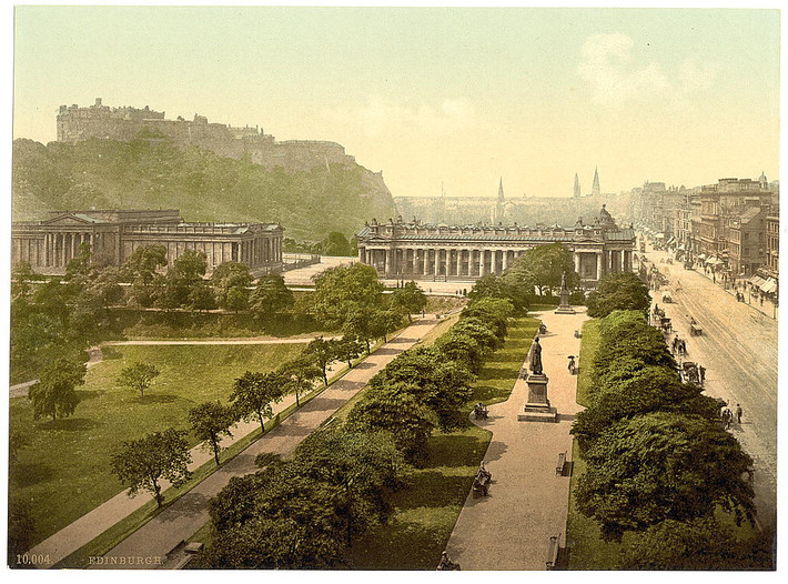 Phố Princess và lâu đài Edinburgh nhìn từ đài tưởng niệm Scott. Ảnh: Photoglob Zürich AG.