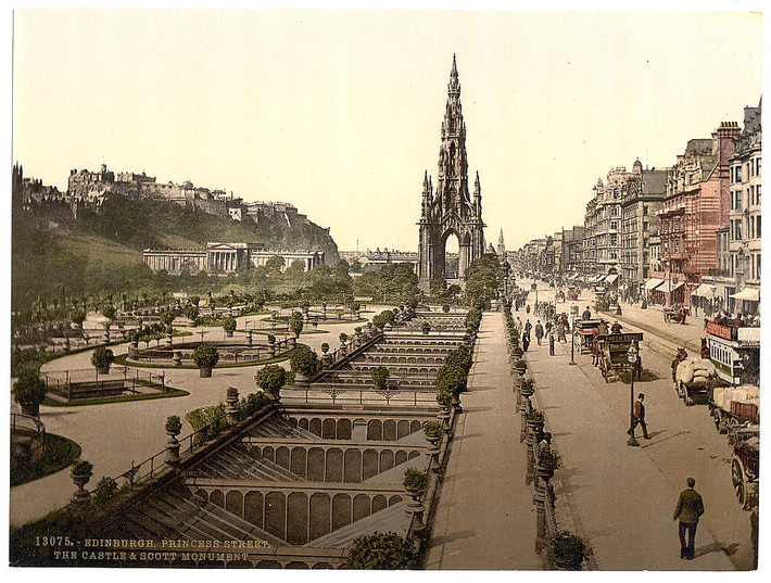 Phố Princess, lâu đài Edinburgh và đài tưởng niệm Scott. Ảnh: Photoglob Zürich AG.