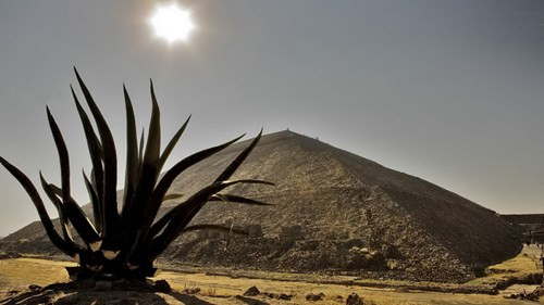 Bên cạnh những công trình hoành tráng, Teotihuacan còn nổi tiếng với những bức tranh tường đầy màu sắc, các tác phẩm điêu khắc độc đáo cùng rất nhiều cổ vật quý được các nhà khảo cổ học tìm thấy.