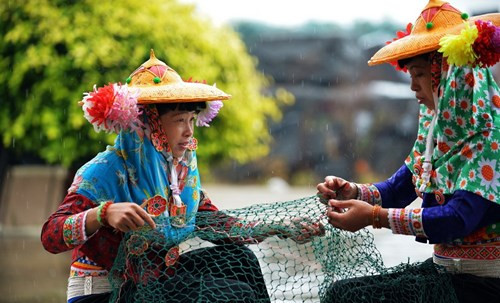 Sống ở ven biển, nghề chính của người Huệ An Nữ là nghề đánh cá.