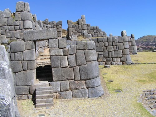 Khi người Tây Ban Nha chiếm đóng khu vực vào những năm 1500, họ đã phá bỏ Sacsayhuaman, mang những tảng đá đi xây dựng các khu định cư trên vùng đất Nam Mỹ.