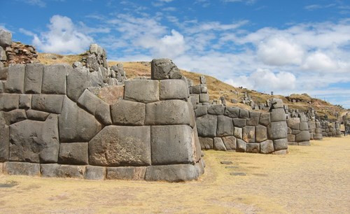 Sacsayhuaman có cấu trúc giống như một pháo đài, nhưng kết quả điều tra mới nhất cho thấy rằng mục đích chính của công trình này có thể là một ngôi đền dùng để tế Thần mặt trời.