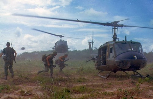 Trực thăng UH-1 trong chiến dịch "Wahiawa" ở Củ Chi năm 1966. Ảnh: Trung tâm Lưu trữ Quốc gia Mỹ.