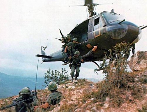 Lính Mỹ nhảy xuống từ trực thăng UH-1 trong một chiến dịch ở Tây Nguyên đầu thập niên 1970. Ảnh: Flyinghelicoptersinalaska.