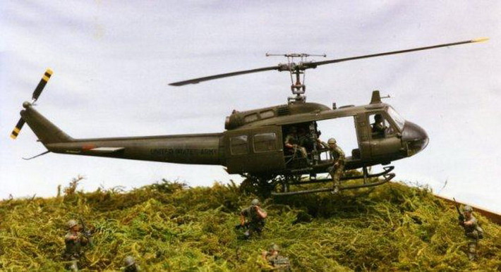 Một trực thăng UH-1 với hai ổ súng máy sẵn sàng khai hỏa vào mục tiêu. Ảnh: Gopixpic.com.