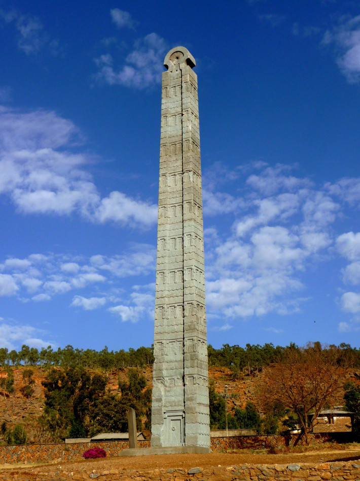 Những cột bia cổ Aksum gây ấn tượng mạnh mẽ về sự uy nghi và tinh xảo. Ảnh: Wikipedia.