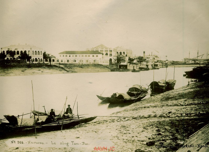 Những con thuyền nhỏ trên sông Tam Bạc, Hải Phòng khoảng năm 1900. Ảnh: Aavh.org.