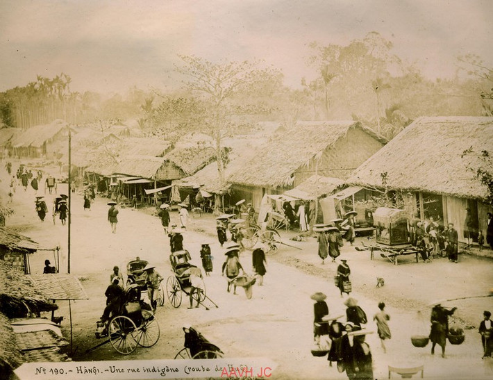 Quang cảnh ở phố Huế, Hà Nội khoảng năm 1900. Ảnh: Aavh.org.